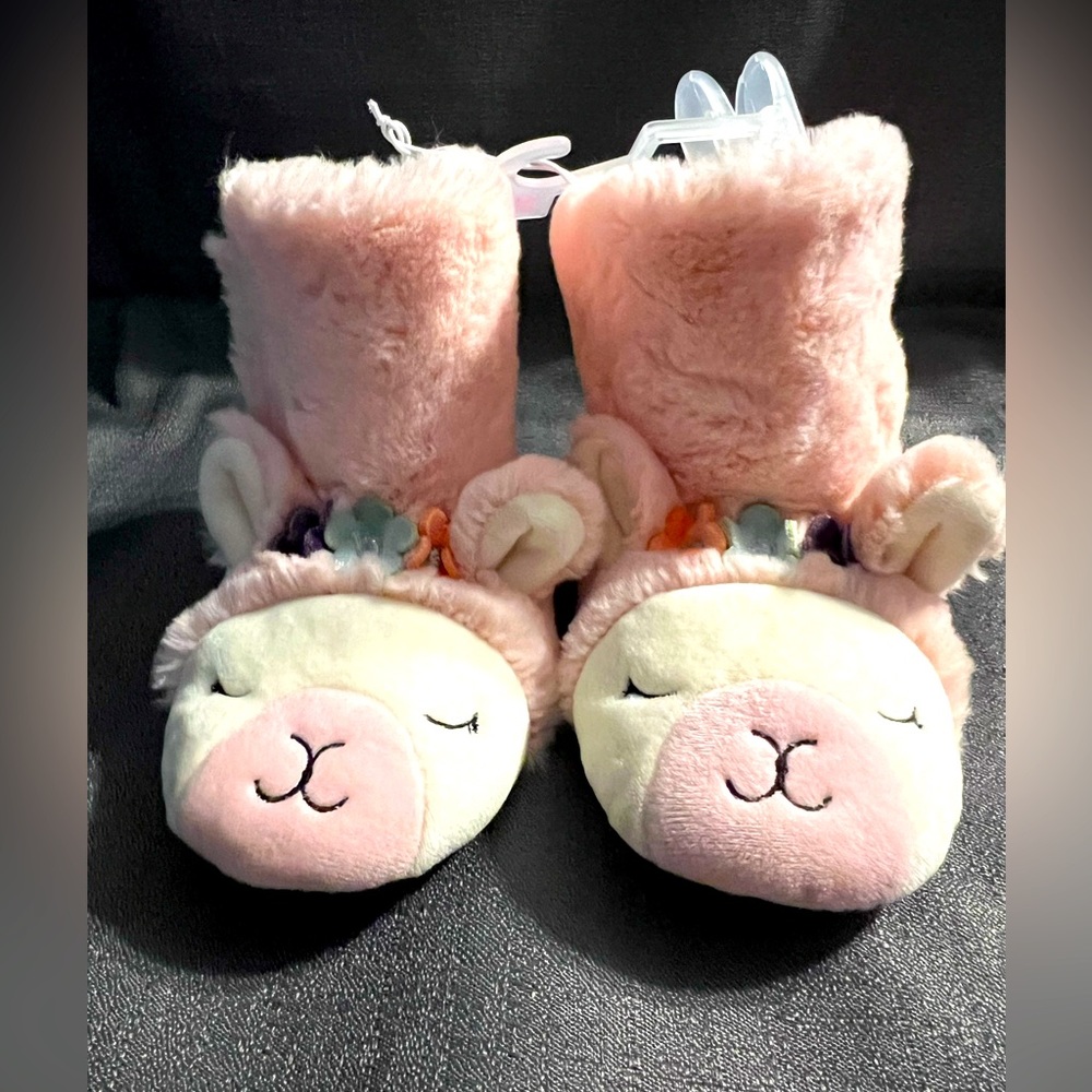 NWT Cat & Jack pink fuzzy slippers size Medium 7/8